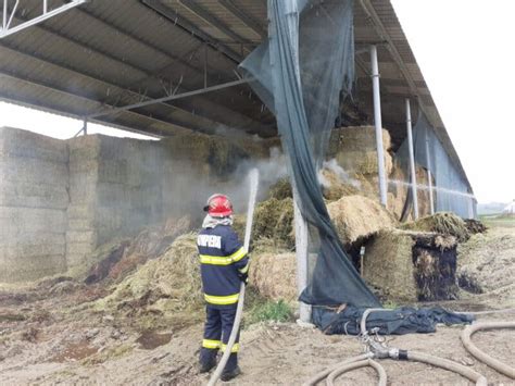 VIDEO FOTO Incendiu puternic la o hală plină cu baloți într o