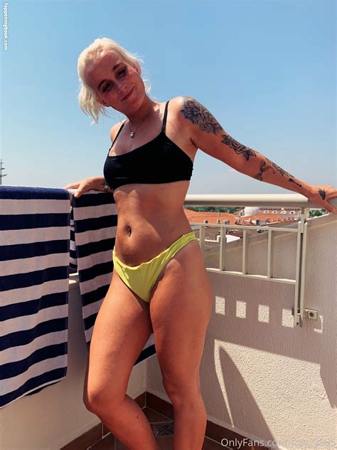 Izzy 2505 Nude OnlyFans Leaks Fappening FappeningBook