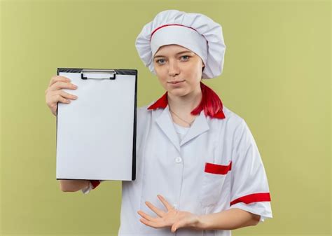 Jovem Chef Feminina Loira Satisfeita Uniforme De Chef Det M E