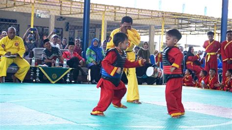 Tanding Pesilat Cilik Ramaikan Tapak Suci Kreatif Cup Competition