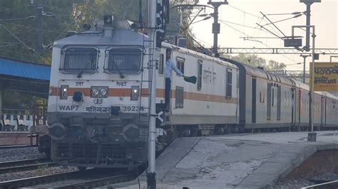 12469 Kanpur Central Jammu Tawi SF Express Departing From Pathankot