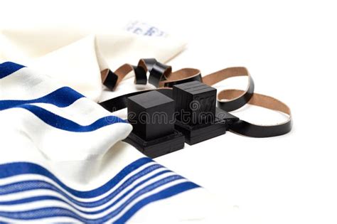 Tallit Y Tefillin En Fondo Blanco Objetos De Ritual Judío Imagen de