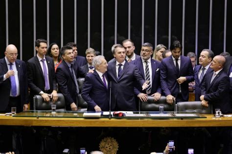 De surpresa Bolsonaro vai a pé ao Congresso para sessão de homenagem a