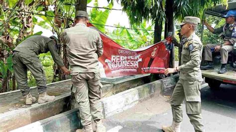 Satpol Pp Kota Banjar Tertibkan Spanduk Bacaleg