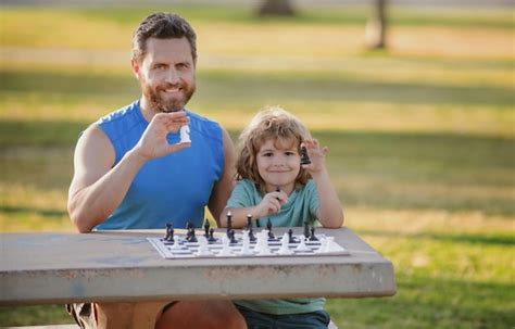 Père Et Fils Jouant Aux échecs Passer Du Temps Ensemble Dans Le Parc