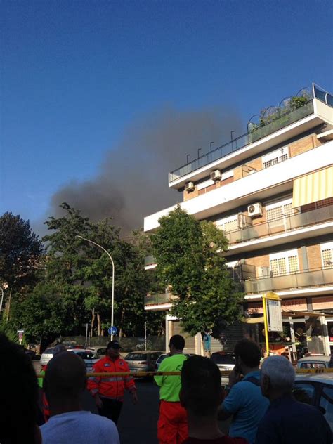 Incendio In Via Battistini Auto In Fiamme Panico E Si Teme Nube