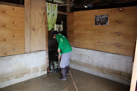 Pasca Banjir Balinggi WIZ Gerakkan Relawan Bersihkan Rumah Warga