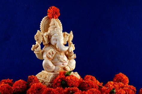 Dios Hind Ganesha Ganesha Idol Sobre Fondo Azul Foto Premium