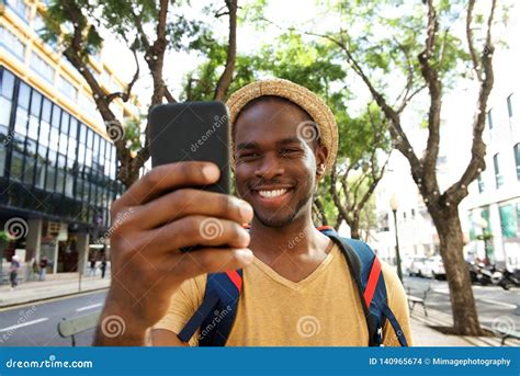 Hombre Afroamericano Joven Sonriente Que Toma El Selfie Foto De Archivo