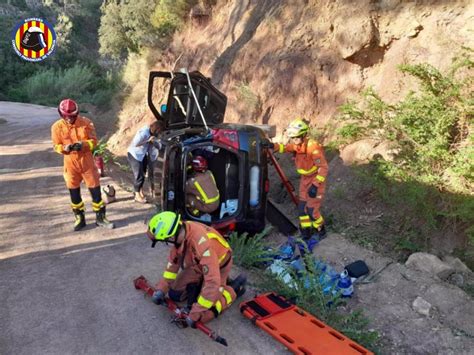 Herida Una Mujer De Avanzada Edad Al Volcar Con Su Coche Tras Una