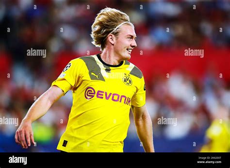 Julian Brandt Borussia Dortmund 19 Foto Omar Arnau Stock Photo Alamy