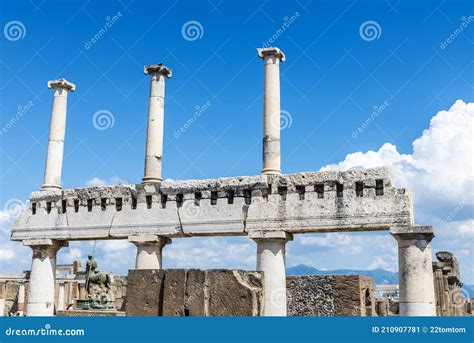 Ruinas Del Antiguo Yacimiento Arqueológico De Pompeya Italia Imagen de