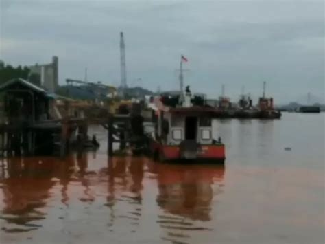 Kapal Tongkang Minyak Sawit Tenggelam Aliran Sungai Mahakam Tercemar