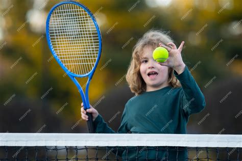 Niño Jugando Al Tenis En Una Cancha Al Aire Libre Niño Con Pelota De