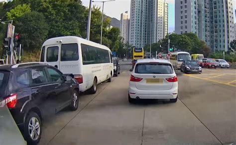 九龍塘聯合道七人車逆線行駛 釀穿梭小巴與尾隨私家車相撞 星島日報