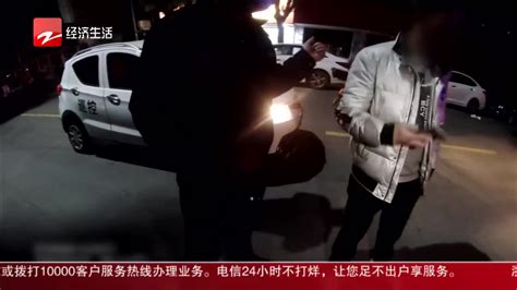 男子醉驾连撞两车 交警到场时仍昏睡 新浪新闻