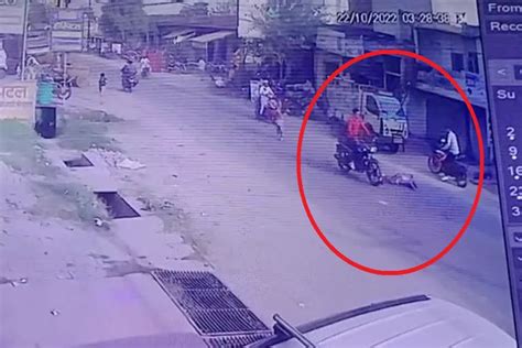 ट्यूशन पढ़ने जा रही मासूम को बाइक सवार ने मारी टक्कर Cctv कैमरे में