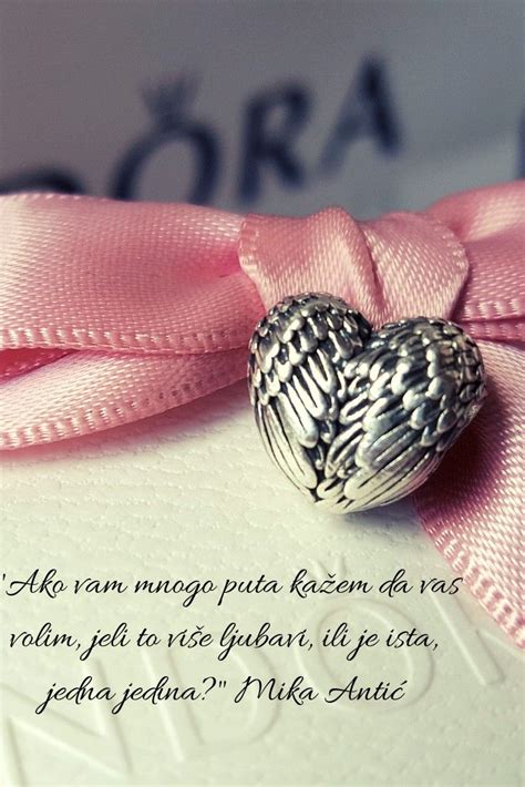 Elegant Feather Pendant Necklace