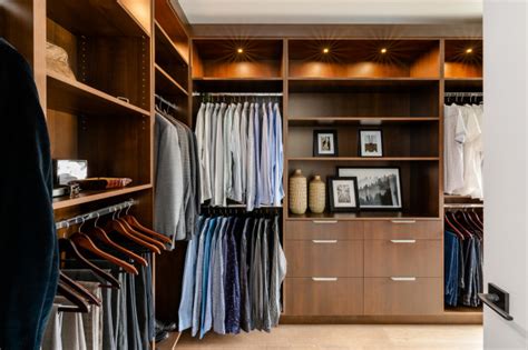 Custom Built Walk In Closet Contemporain Armoire Et Dressing