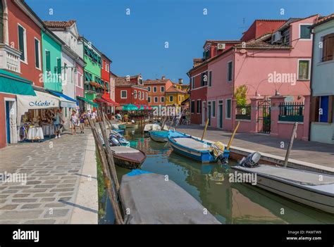 Burano Italia Burano es una isla pequeña y con sus coloridos