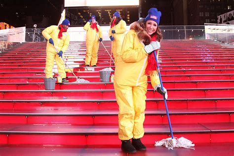 Thanks Mail Carrier Times Square New Year S Eve Clean Up With Mr