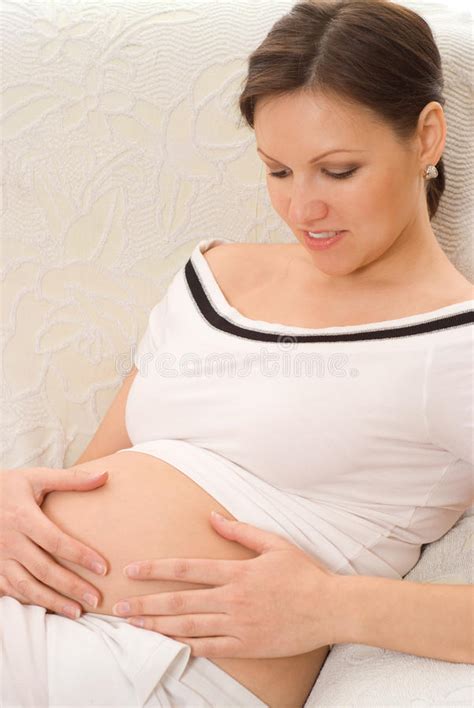 Femme Enceinte S Asseyant Sur La Pr Sidence Blanche Image Stock Image