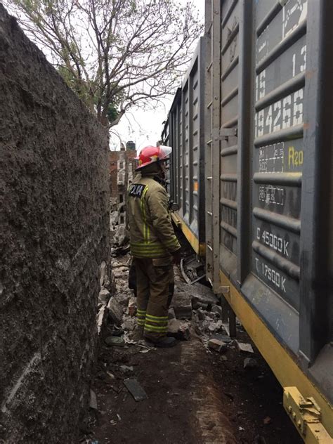 Tr Gico Accidente Un Tren Embisti A Un Auto Y Murieron Dos Personas