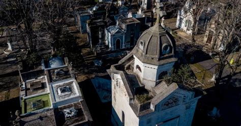 Ingresaron De Noche Al Cementerio De La Plata Y Se Robaron Placas De Bronce