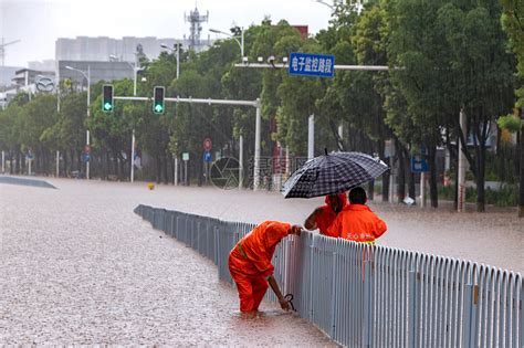 暴雨洪水抢险救灾的工作人员高清图片下载 正版图片501643931 摄图网