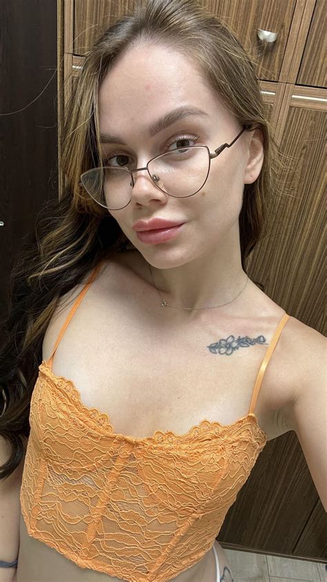 Cute Girl With Glasses Rgirlswithglasses