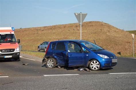 Zwei Erwachsene Und Zwei Kinder Bei Unfall Auf Der B Verletzt