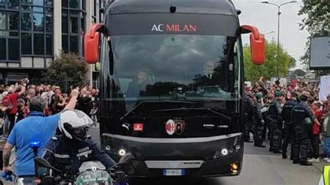 Video Mn Milan Lecce L Arrivo Del Pullman Dei Rossoneri A San Siro