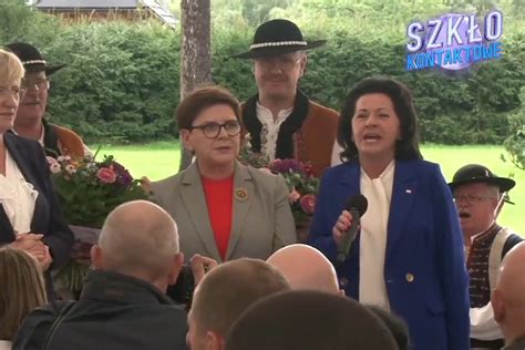 Poronin Szydło i Paluch śpiewały na wiecu z wyborcami góralską