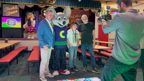 Inside Last Of Its Kind Chuck E Cheese With An Animatronic Band