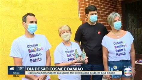 Dia De Cosme E Damião Cariocas Vão às Ruas Para Distribuir E Pegar