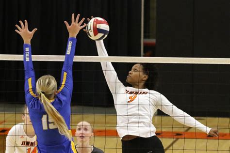 Jimmies Womens Volleyball Gets Comfortable Sweep Over Mount Marty