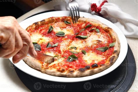 Step By Step Guide On How To Eat Authentic Neapolitan Pizza With Your