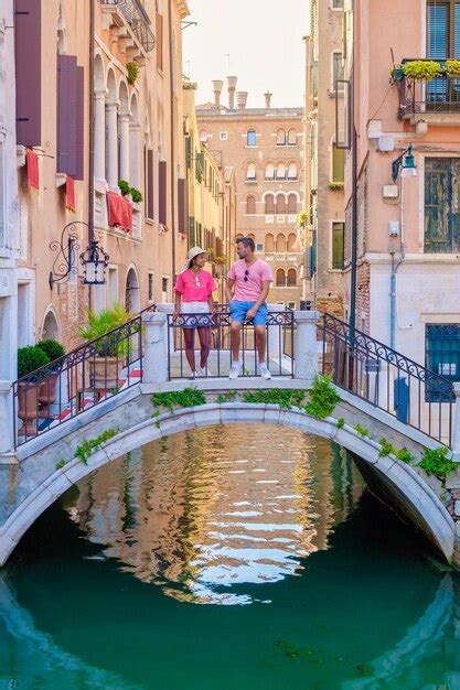 Paar M Nner Und Frauen Auf Einer St Dtereise In Venedig Italien Sitzen