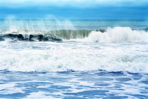 Espuma Do Mar Feita Pelas Ondas Que Quebram Na Costa Foto De Stock