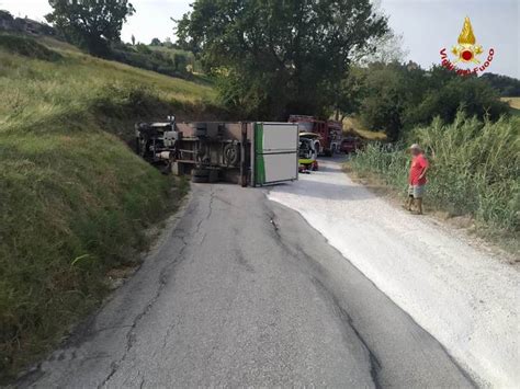 Autocarro Si Rovescia A Montecarotto Grave Il Conducente Notizie