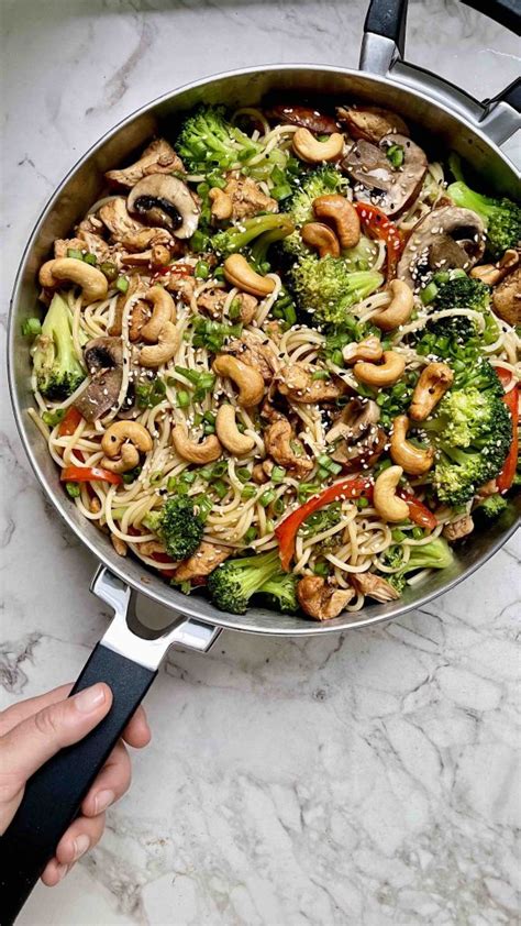 TALLARIN SALTADO DE POLLO CON BRÓCOLI Y CHAMPIÑONES LA ESPÁTULA VERDE