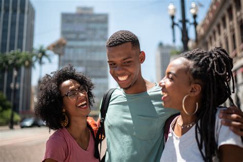 Iniciativa oferece curso gratuito de inglês para jovens negros