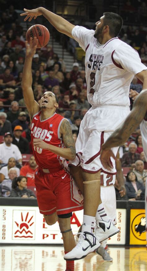 Sim Bhullar New Mexico States 7 Foot 5 Center Draws A Crowd On The