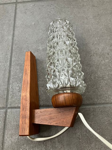 Snygg retro lampa vägglampa i teak med slipad g Köp på Tradera