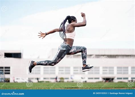 Joven Atleta Africanaicano Saltando Imagen De Archivo Imagen De