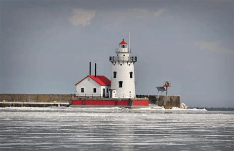 25+ Breath-Taking Photos of Frozen Michigan Lighthouses in Winter