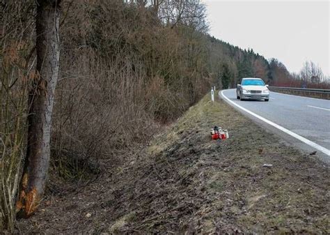 Moosbach 26 Jähriger stirbt nach Frontalkollision mit Baum Country