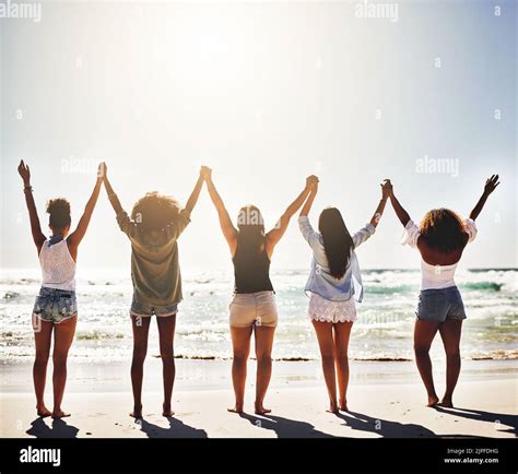 friends holding hands pictures