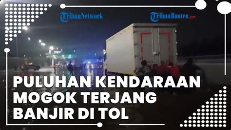 Banjir Setinggi Satu Meter Genangi Ruas Jalan Tol Puluhan Kendaraan