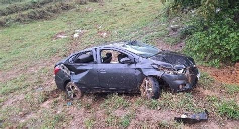 Passageira de 25 anos morre após carro capotar na SC 414 em Navegantes